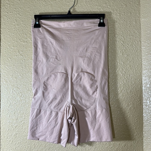 Spanx OnCore high waisted mid thigh shorts - Picture 3 of 4